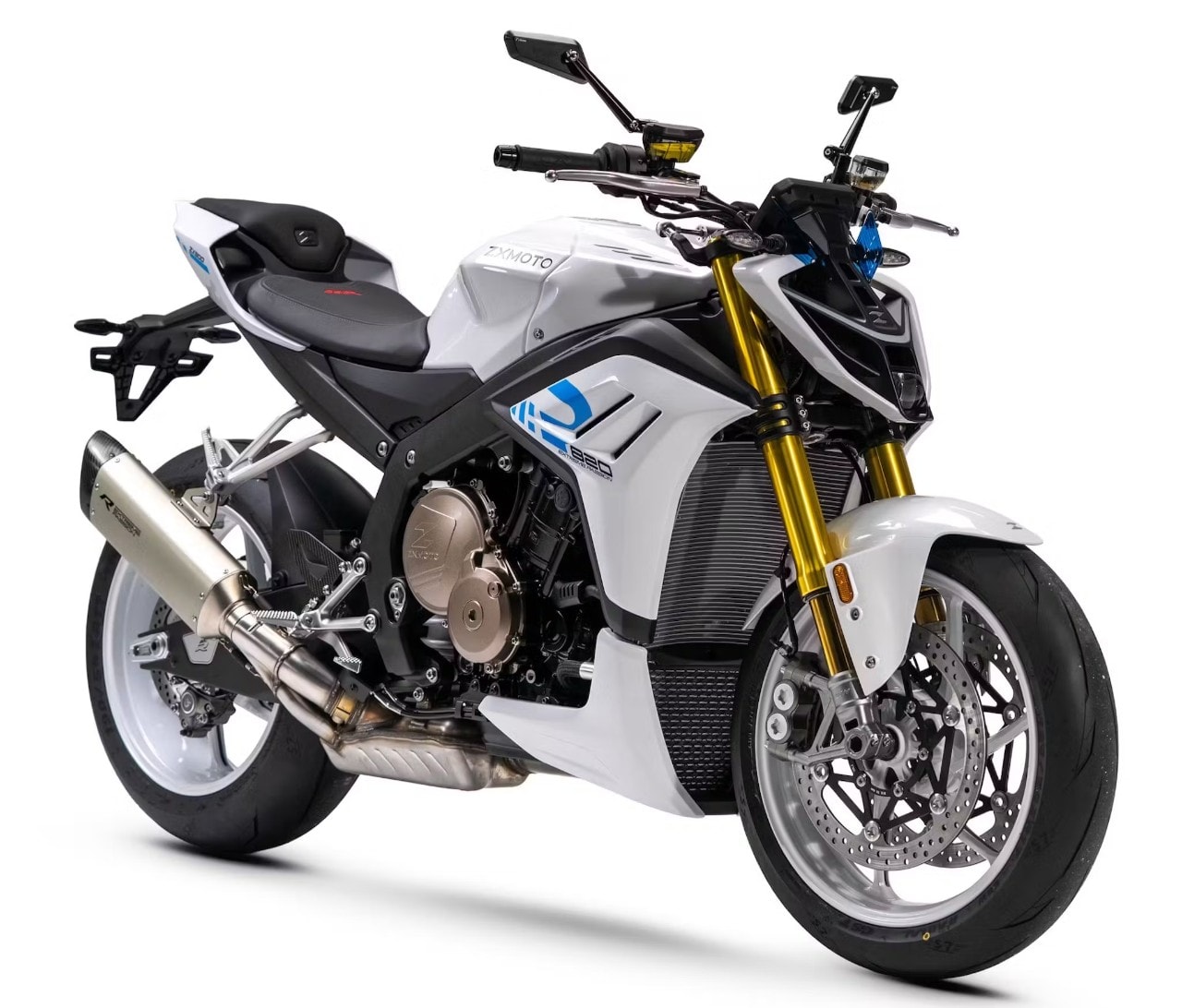 <div class='descrGalleryTitle'>10.	ZX Moto 820R</div><div class='descrGalleryText'><p>Nel segmento naked arriva anche <b><a href="https://www.dueruote.it/news/moto-scooter/2025/11/04/zx-moto-novita-eicma-2025/">ZX Moto</a></b>, la nuova <b>creatura di Zhang Xue</b>, il fondatore di Kove. Decisamente sportiva è la 820R. Monta un tre cilindri in comune con la carenata RR: <b>818 cc, potenza di 129 cavalli a 12.500 giri e coppia di 80 Nm a 9.500 giri</b>. Il telaio è una struttura perimetrale con travi di generose sezioni, così a occhio abbastanza tradizionale, con ogni probabilità identico a quello della RR. Il forcellone è a doppio braccio, la forcella è rovesciata mentre l’impianto frenante anteriore prevede <b>pinze radiali a quattro pistoncini</b> e dischi flottanti. Il peso dichiarato in ordine di marcia è di 186 kg. Il design è grintoso ma non eccessivo, con una combinazione cromatica bianca molto riuscita, completata da<b> cerchi bianchi e foderi forcella dorati</b>, uno spigoloso gruppo ottico anteriore a led, semi carene laterali e puntale inferiore in tinta il con serbatoio. Come per tutti gli altri modelli ZX Moto, non sappiamo ancora quando né da chi verranno importate in Italia, ma visto il livello qualitativo percepito, <b>speriamo di non dover attendere molto.</b></p>
</div>